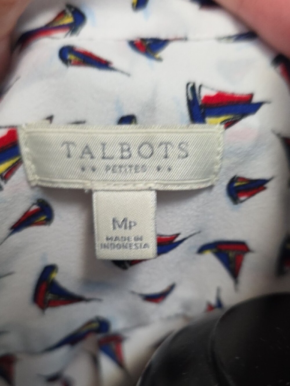 Talbots Sleeveless Shirt with Red & Navy Sailboat Print - Size M/P - Picture 4 of 5